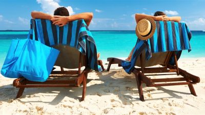 vacation-couple-on-beach_1170x630_Photo